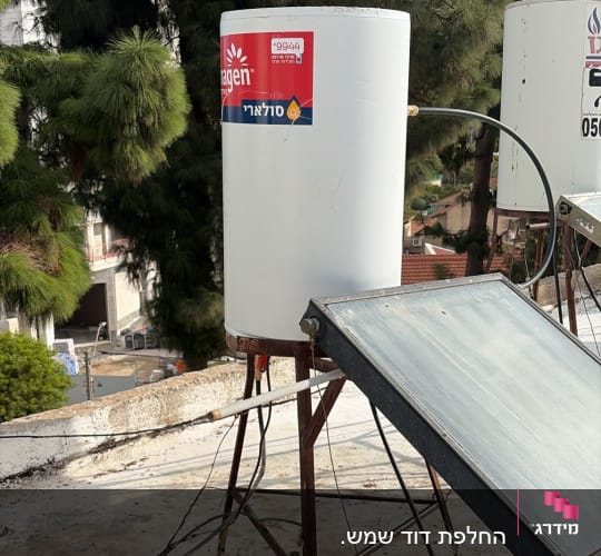 דוד שמש על גג עם קולטים סולאריים